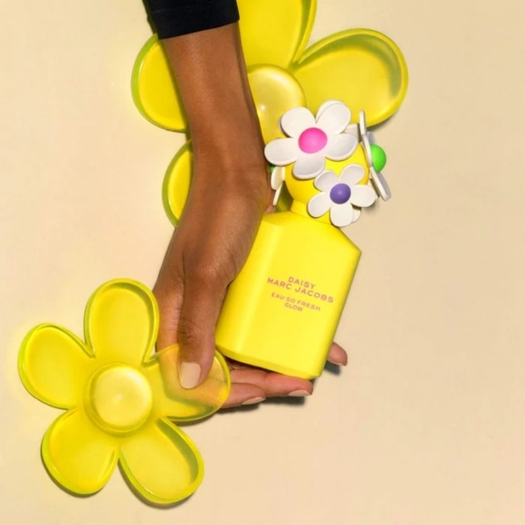 Marc Jacobs Daisy Eau So Fresh Glow Eau de Toilette with Pear, Violet 75ml - Picture 2 of 7